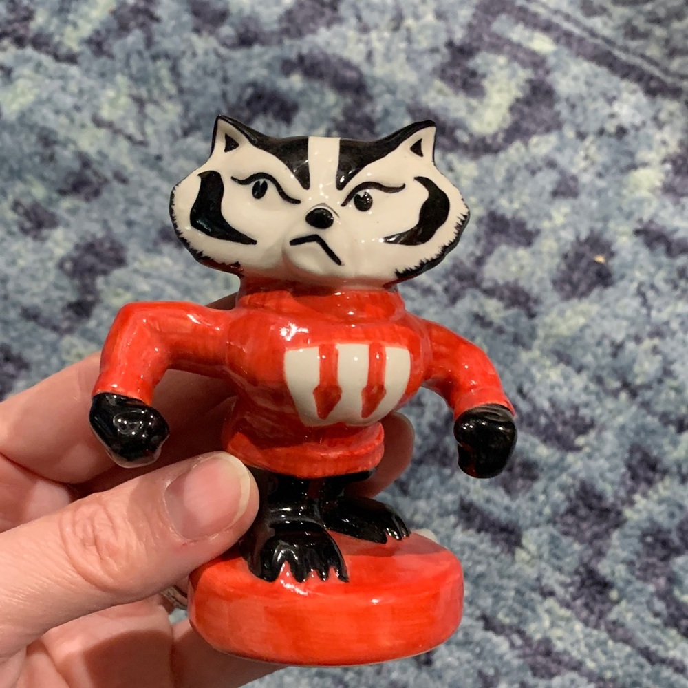 Wisconsin Badger mascot Ceramic Figurine salt or pepper shaker unused